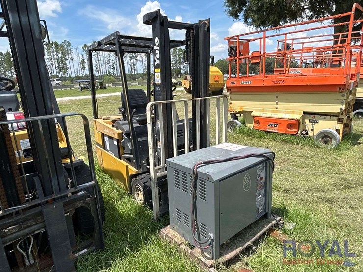 yale-3,500lb-electric-forklift-image-2