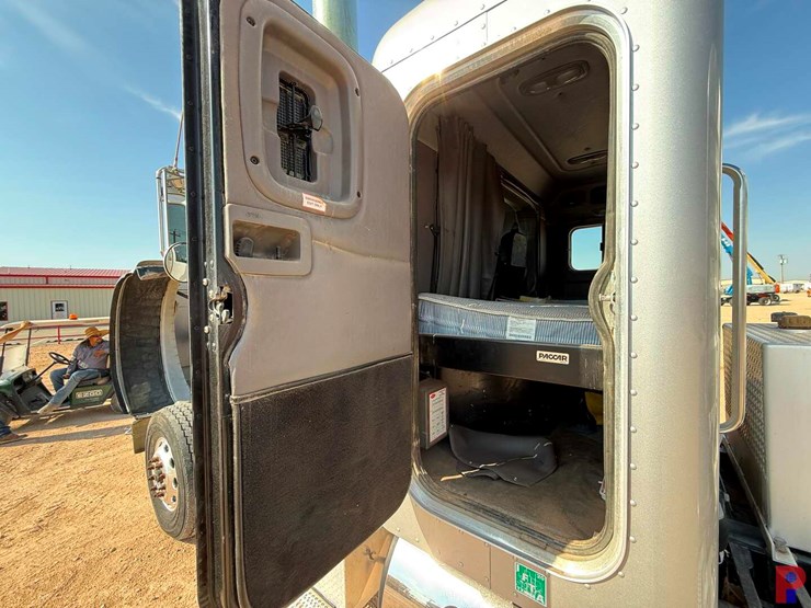 2013-peterbilt-388-image-22