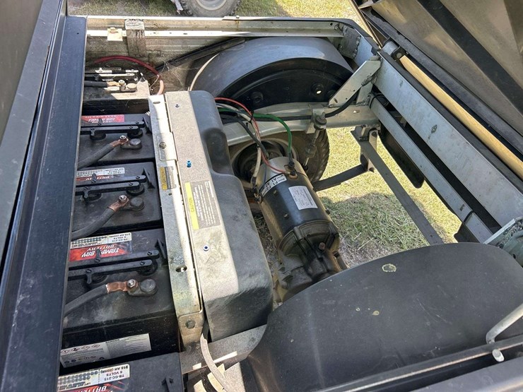 2017-club-car-carryall-550-electric-utility-cart-image-7