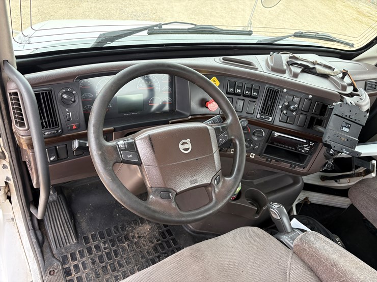 #78680-•-2014-volvo-vnm-truck-tractor-image-26