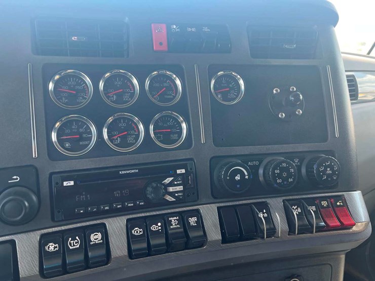 2015-kenworth-t880-image-15