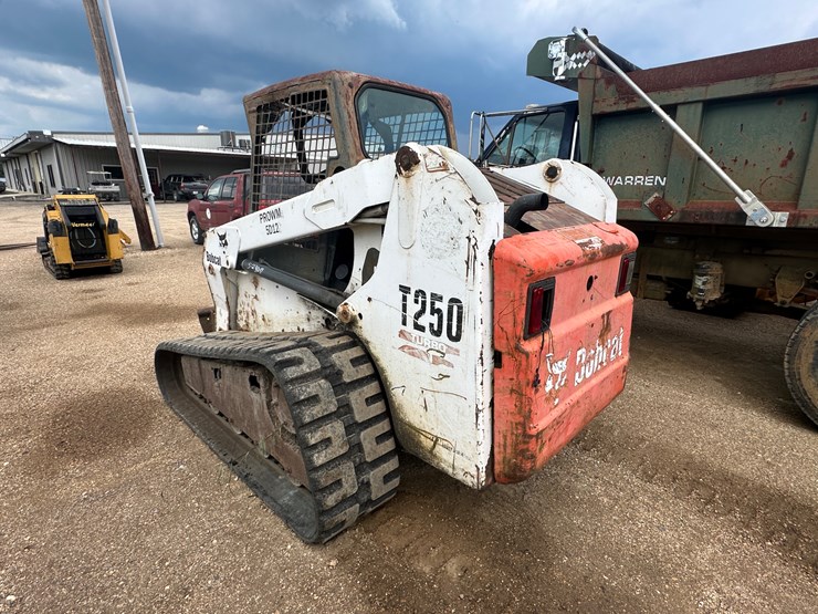bobcat-t250-image-4