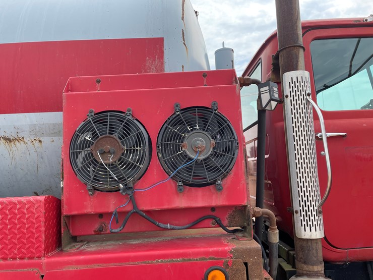 #4728-•-1995-mack-tri-axle-water-tank-truck-(has-wi-title)-image-57