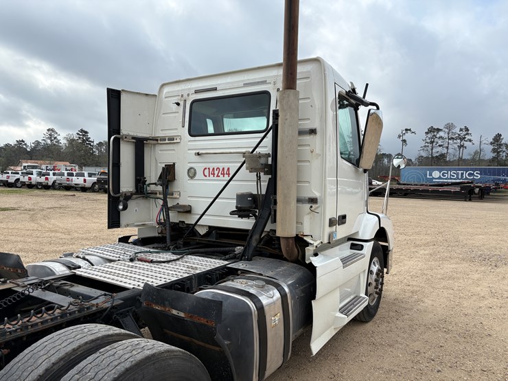 #78680-•-2014-volvo-vnm-truck-tractor-image-21