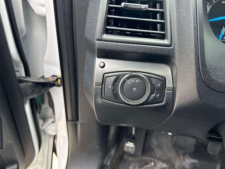 2016-ford-explorer-image-15