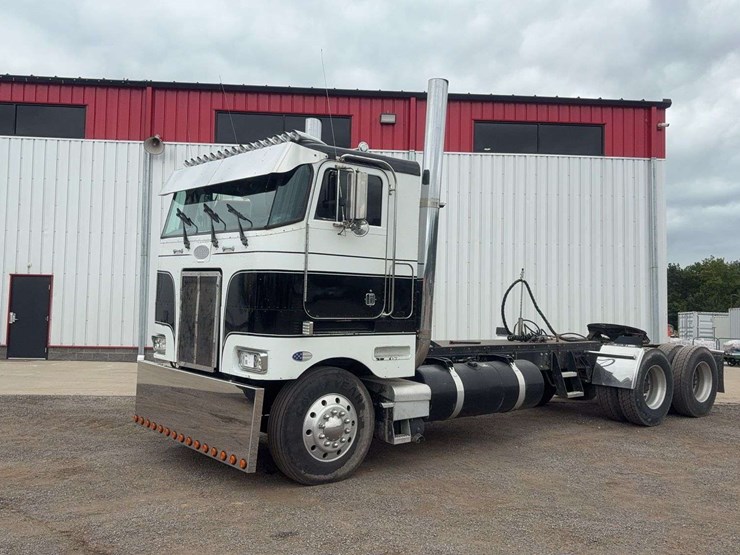 1997-peterbilt-362-image-1