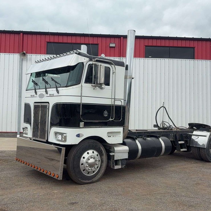 1997 PETERBILT 362