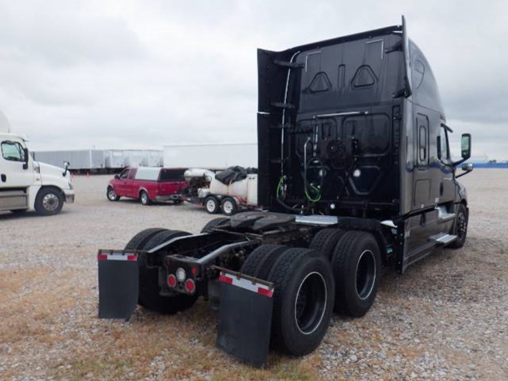 2020-freightliner-cascadia-126-image-8