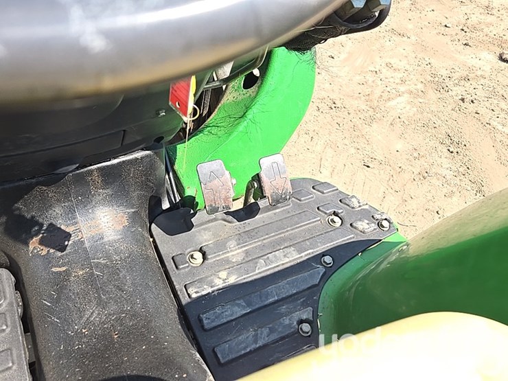 2009-john-deere-3038e-image-45