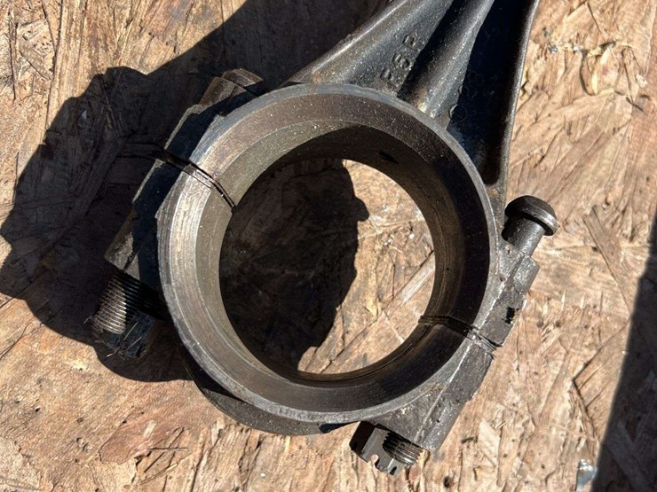 john-deere-model-g-pistons,-rods,-and-camshaft-image-3