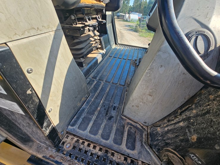 2014-caterpillar-953d-image-55