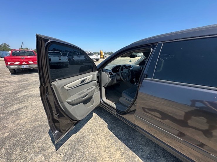 2016-chevrolet-traverse-ls-image-40