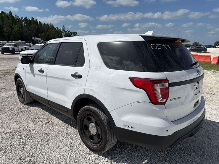 2016-ford-explorer-image-4