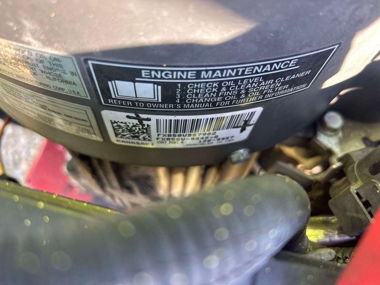 2006-husqvarna-yth2148b-riding-mower-image-9