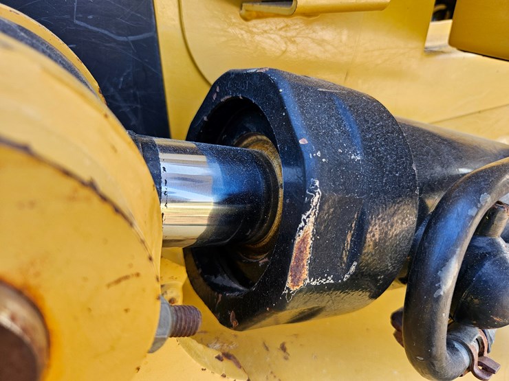 2014-caterpillar-953d-image-107