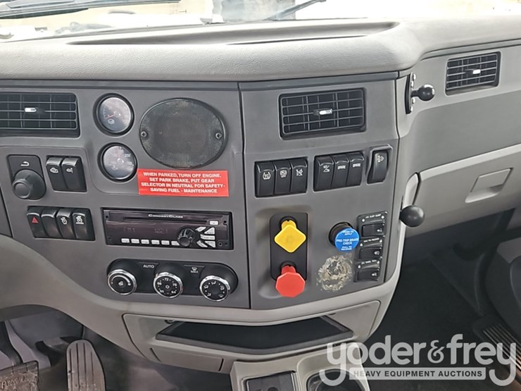 2015-peterbilt-579-image-32