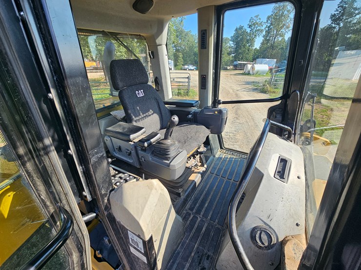 2014-caterpillar-953d-image-54