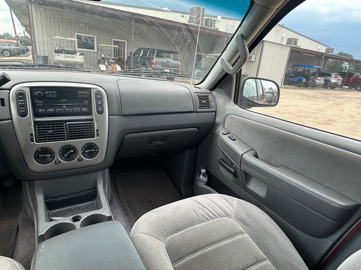 2005-ford-explorer-image-37