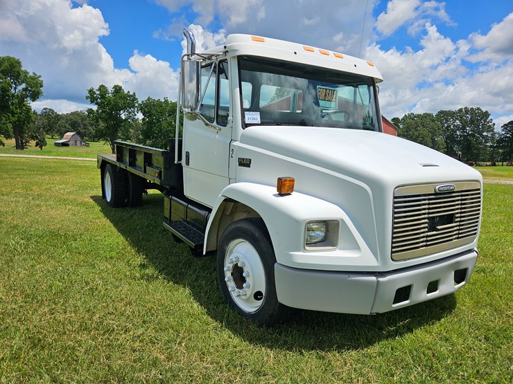 2000-freightliner-fl60-image-32