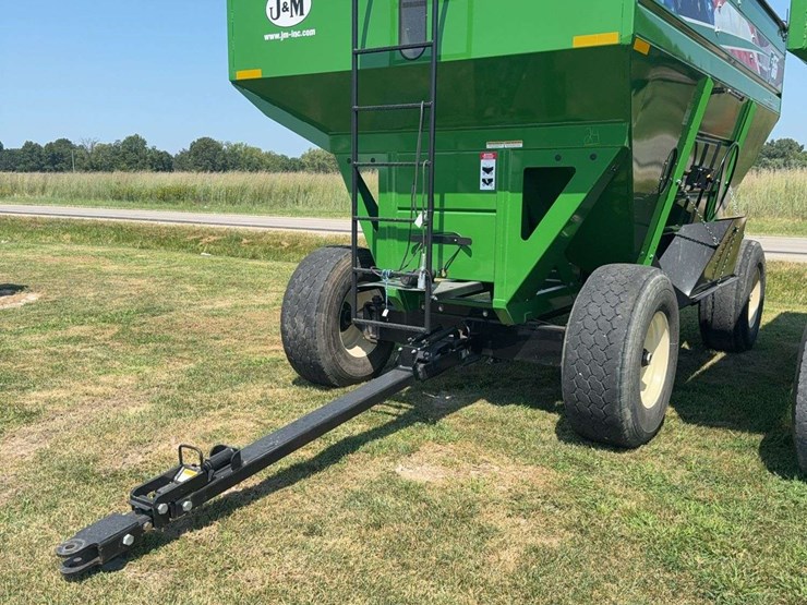2020-j&m-555-gravity-wagon,-almost-like-new,-used-two-season,-surge-brakes,-roll-tarp,-extendable-tongue,-left-hand-unload-image-1