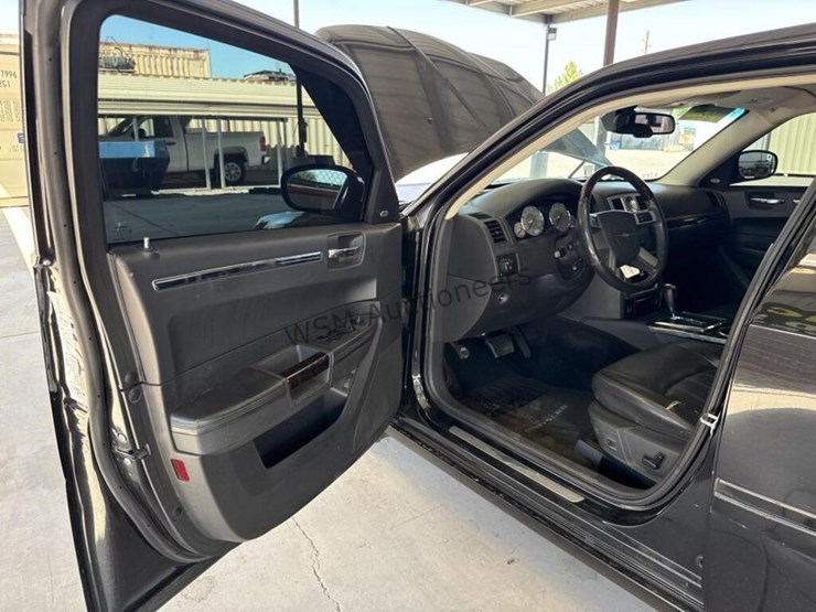 2009-chrysler-300-c-sdn-image-22