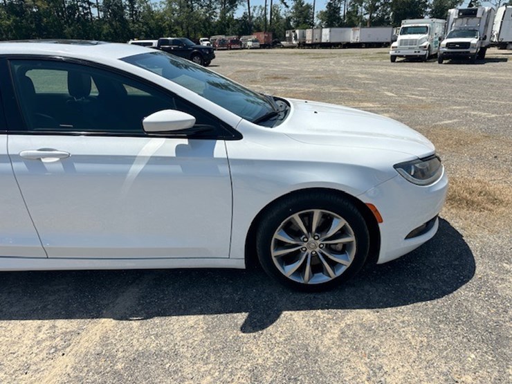 #23052-•-2015-chrysler-200s-image-15