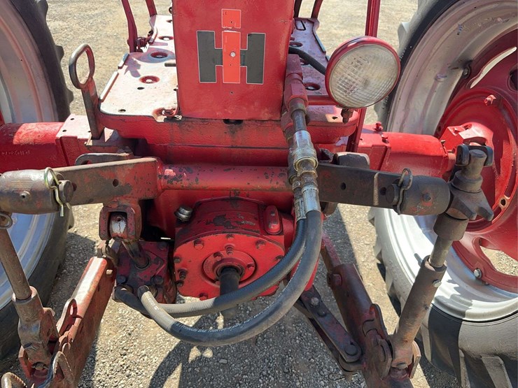 1955-farmall-400-2wd-tractor-image-13