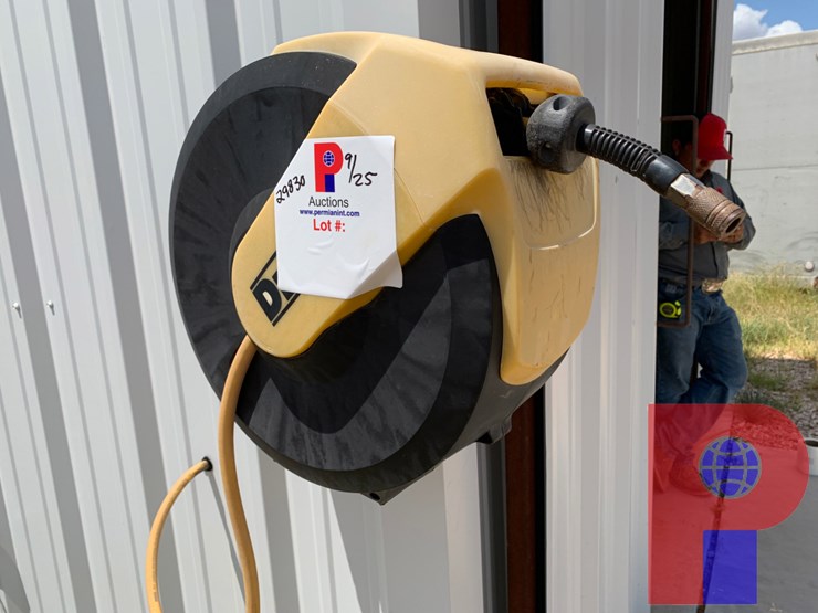 dewalt-30-gallon-155-psi-air-compressor-w/dewalt-50’-hose-reel-image-3