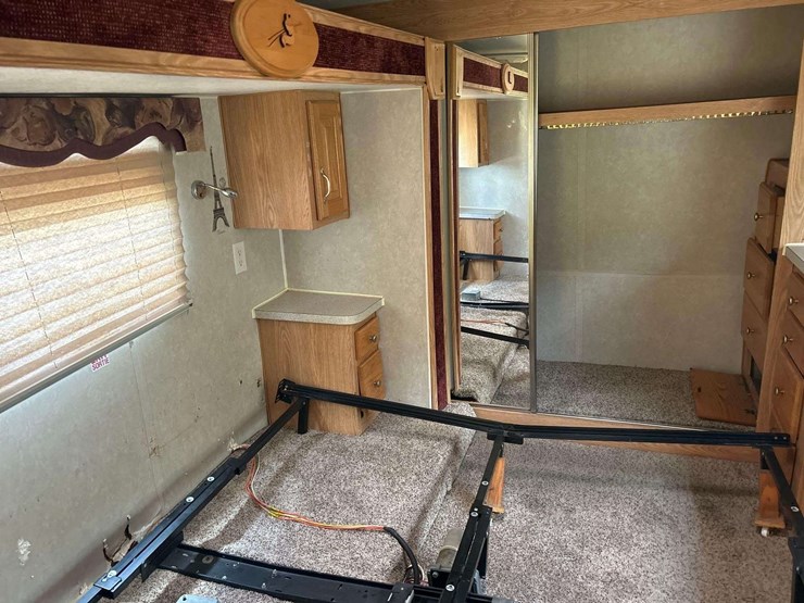 2005-northwood-artic-fox-29v-t/a-34ft.-5th-wheel-travel-trailer-image-17