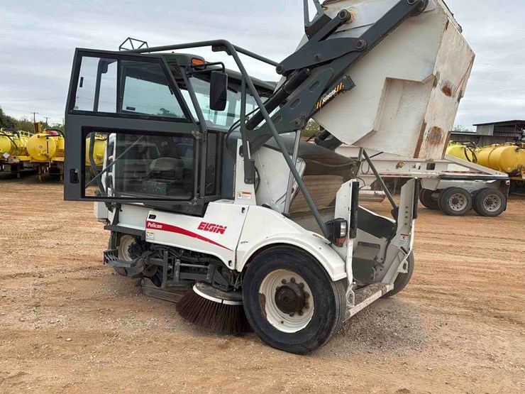 2008-elgin-sweeper-image-10