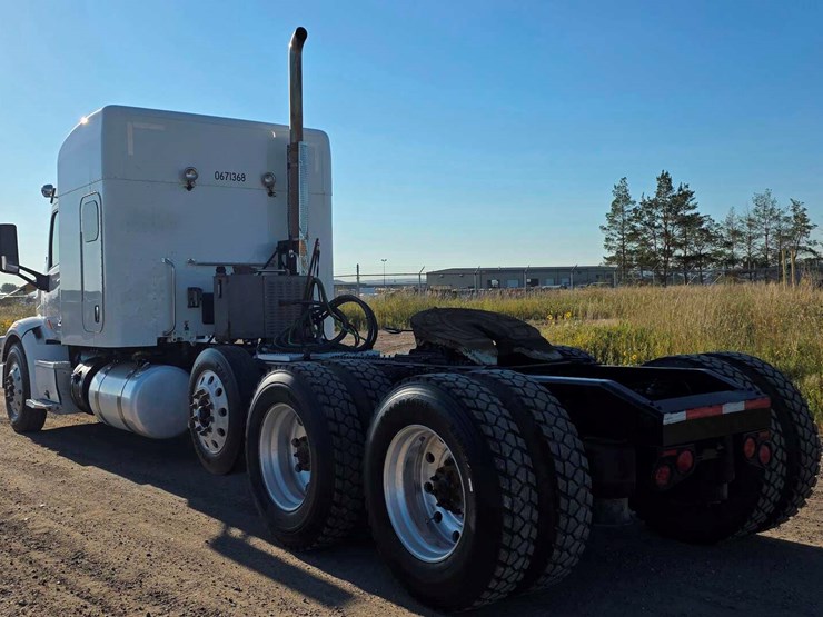 2017-peterbilt-567-image-9
