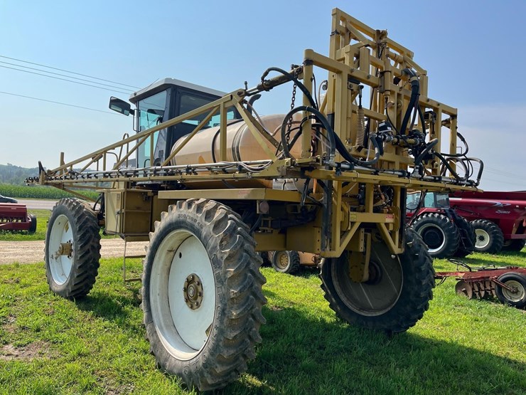 rogator-664-sprayer-image-9