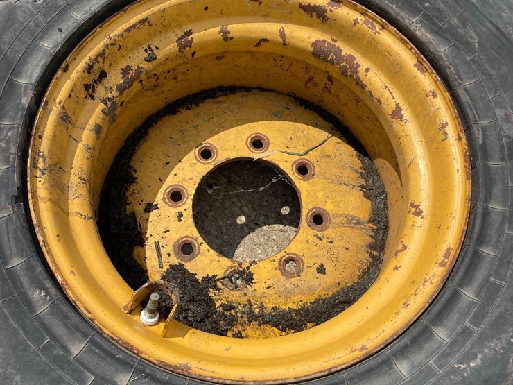4-titan-14-17.5-skidloader-tires-image-5