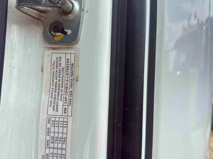 2020-peterbilt-567-image-2