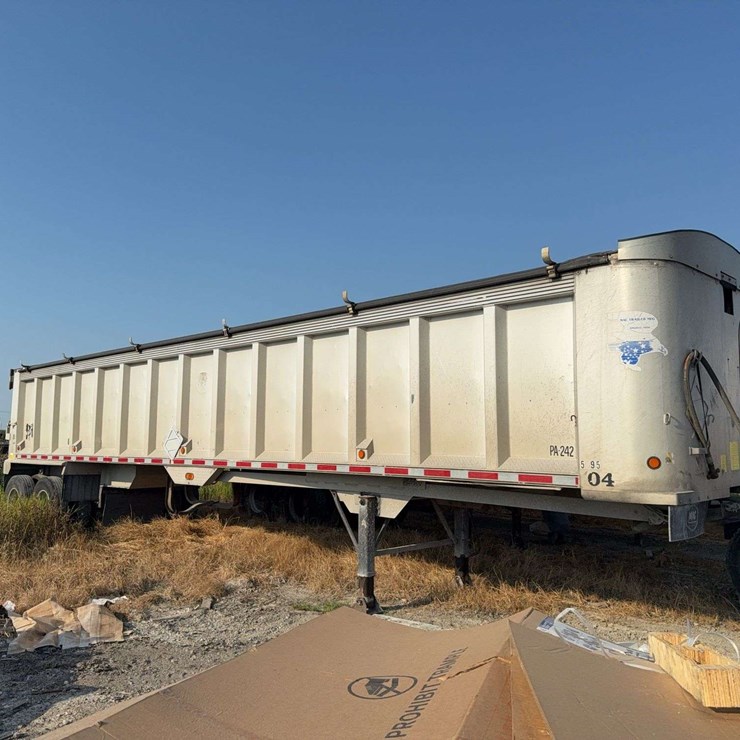 2002 Mac 39ft frameless dump trailer, roll tarp, air ride, air tailgate, man door, coal chute, aluminum rims, 11R22.5, VIN#5MADN39242C005592