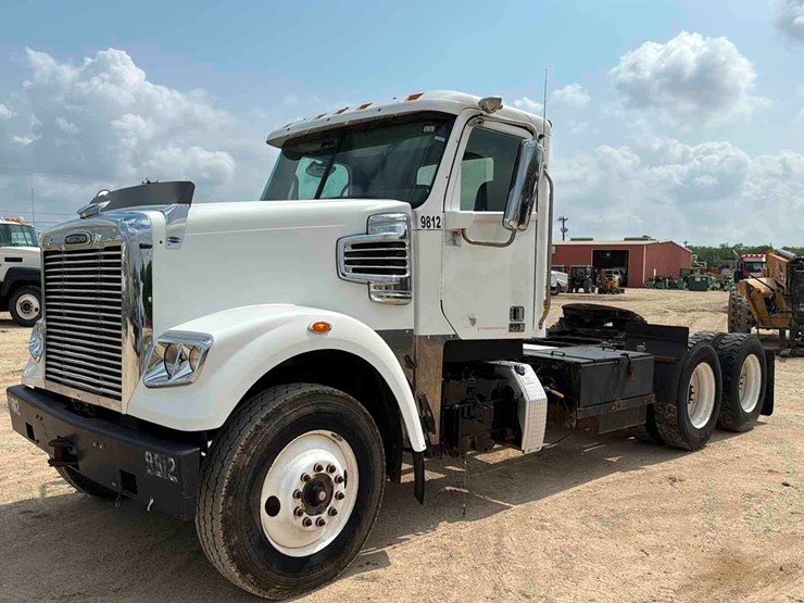 2016-(inoperable)-freightliner-sd122-image-1