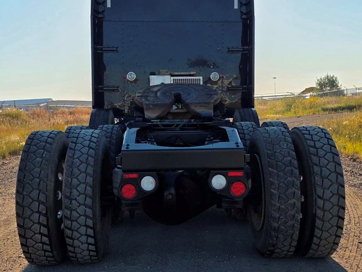 2015-peterbilt-389-image-5