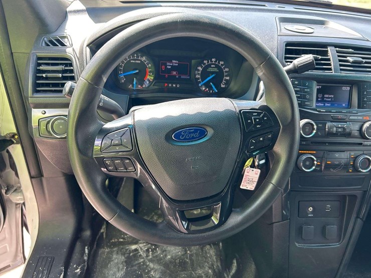 2016-ford-explorer-image-11