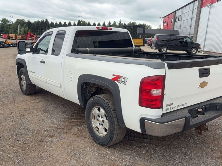 2011-chevrolet-silverado-image-4