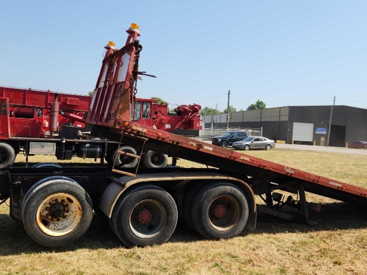 year:-1986-make:-peterbilt-model:-359-vehicle-type:-truck-mileage:-showing-335,508-drive-line:-6x4-image-60