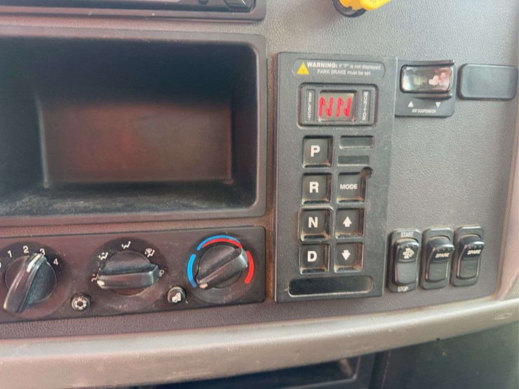 2014-peterbilt-337-image-43