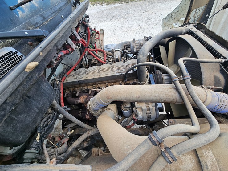 2002-freightliner-fl70-image-39