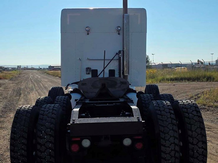 2017-peterbilt-567-image-5