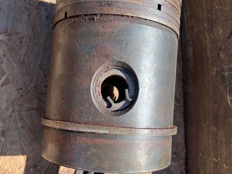 john-deere-model-g-pistons,-rods,-and-camshaft-image-4