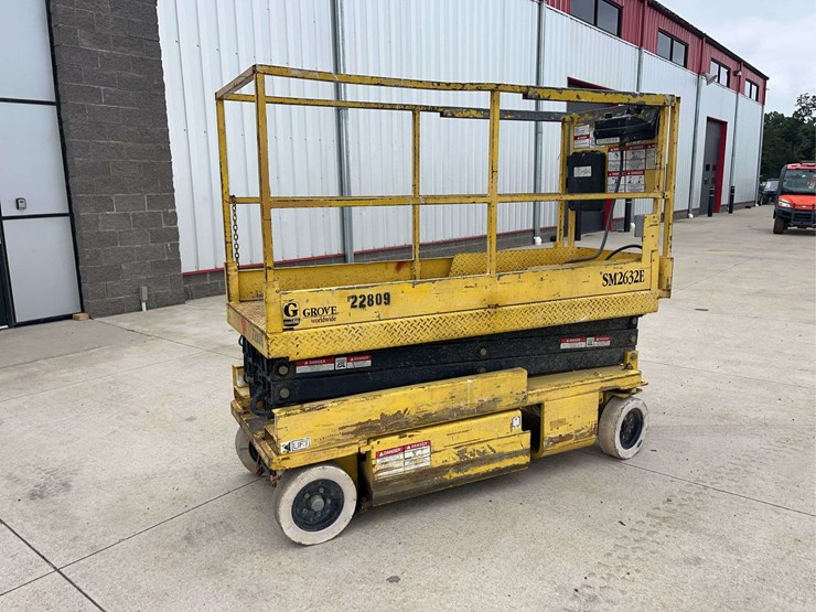 1999-grove-sm2632-scissor-lift-image-2