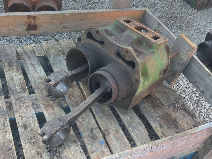 john-deere-model-g-block,-pistons,-and-rods-image-6