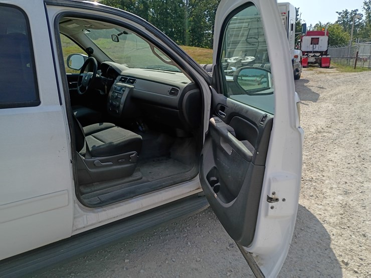 2010-chevrolet-tahoe-image-28