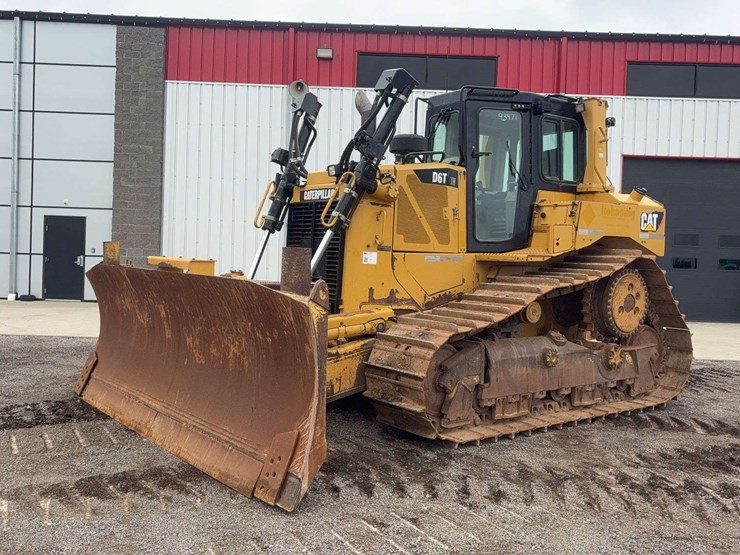 2013-caterpillar-d6t-xw-image-1
