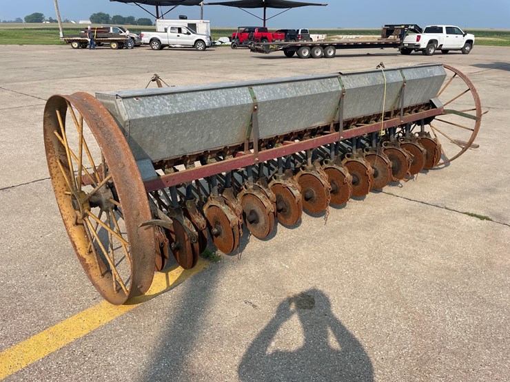 minneapolis-moline-12ft-steel-wheel-grain-drill-image-4