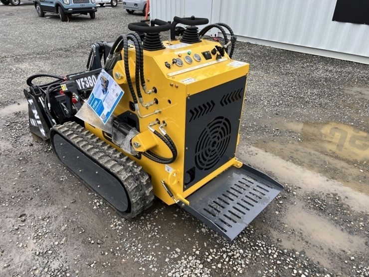2025-infront-yf380-mini-compact-track-loader-image-6